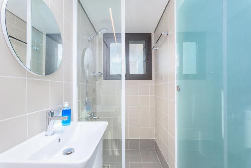 Bilik mandi di Anoor Studios & Apartments in Gemmayze