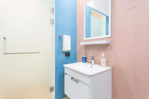 Bilik mandi di Anoor Studios & Apartments in Gemmayze