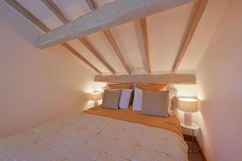 - une chambre mansardée avec un grand lit dans l'établissement Les toits des PAPES - Clim - WIFI - AVIGNON, à Avignon