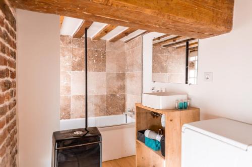 une salle de bain avec un lavabo et une baignoire dans l'établissement Duplex d'architecte avec 3 chambres, à Lille