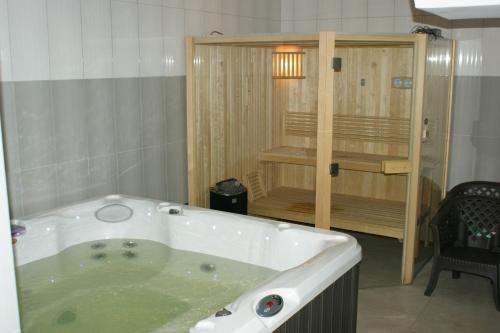 eine mit Wasser gefüllte Badewanne in einem Zimmer in der Unterkunft OWR Grażyna in Międzywodzie