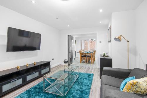 a living room with a couch and a tv at Gravesend 3 Beds By JADA Homes in Gravesend