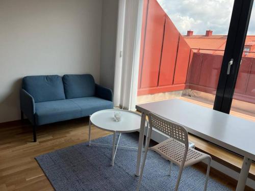 - un salon avec une table et un canapé dans l'établissement Private Terrace Apartment, à Göteborg
