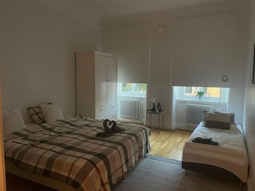 um quarto com uma cama com sapatos em Luxury Apartment In City Centre em Gotemburgo