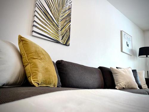 - un salon avec un canapé et des oreillers en or dans l'établissement Elegant Apartment In Lovely Location, à Göteborg