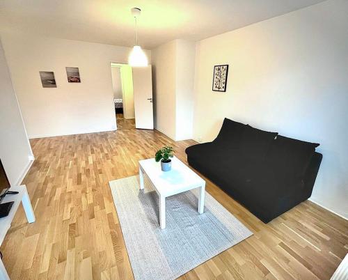 un soggiorno con tavolo e ombrellone di Luxurious Apartment With Lovely View a Göteborg