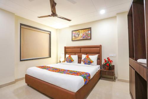 ein Schlafzimmer mit einem großen Bett in einem Zimmer in der Unterkunft FabHotel Nirvana Residency in Neu-Delhi