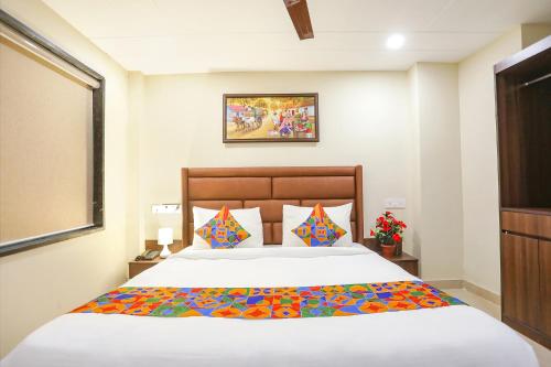 ein Schlafzimmer mit einem großen Bett in einem Zimmer in der Unterkunft FabHotel Nirvana Residency in Neu-Delhi