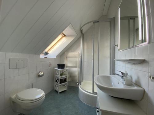 a white bathroom with a sink and a toilet at Reethaus Vilmnitz Reethaus Vilmnitz - Fewo "Muglitz" in Vilmnitz