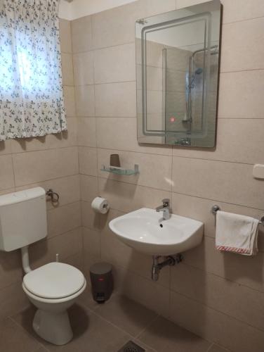 Koupelna v ubytování Adria apartments