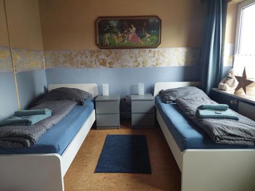 een slaapkamer met 2 aparte bedden en een spiegel bij Ferienwohnung in Malente