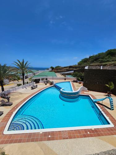 una grande piscina blu in un resort di Apartamento El Vigía a Pampatar