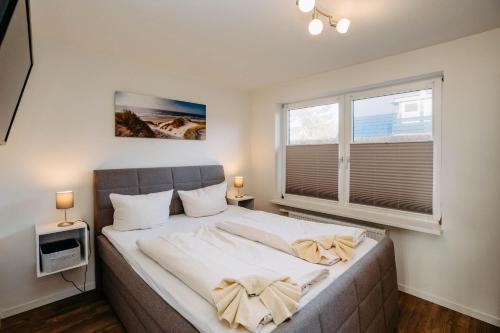 Un dormitorio con una cama grande y una ventana en Alea, en Westerland