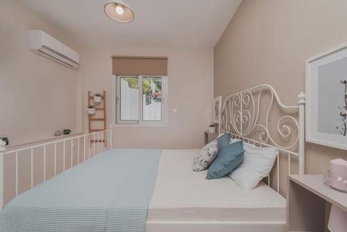 Un pat sau paturi într-o cameră la Superb Argassi Villa - 2 Bedrooms - Villa Siesta - Great Sea Views - Close to Beach and Amenities
