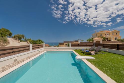 una piscina con vista sull'oceano di Superb Argassi Villa - 2 Bedrooms - Villa Siesta - Great Sea Views - Close to Beach and Amenities ad Argásion