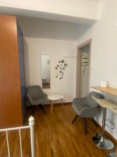 Modern, ideally located studio apartment