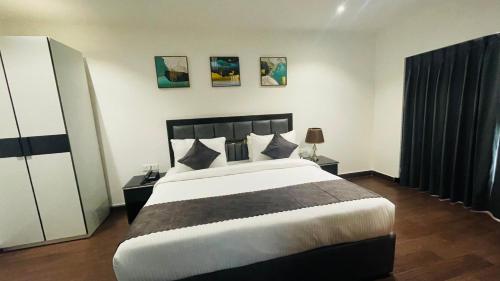 a bedroom with a large bed in a room at Saltstayz Select - Malcha & Chankyapuri in New Delhi