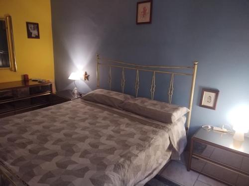 ジャルディーニ・ナクソスにあるEstrellas De Mar Casaのベッドルーム1室(大型ベッド1台付)