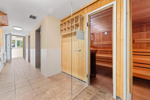 eine Sauna mit Glastür im Flur in der Unterkunft Dünenschloss Dünenschloss 2-09 in Kühlungsborn