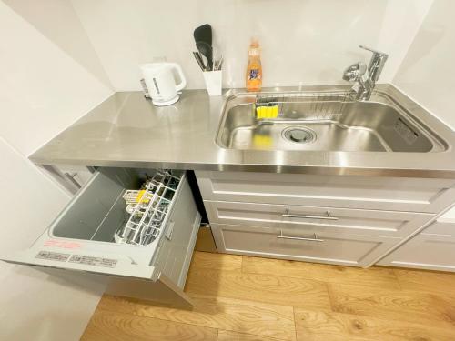 a kitchen counter with a sink and a dishwasher at 山手線恵比寿8分　4人可　 in Tokyo