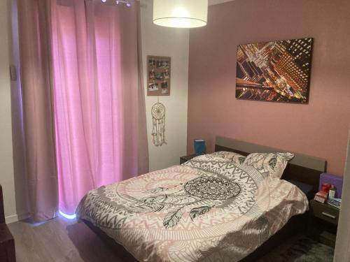 een slaapkamer met een bed met roze gordijnen bij Maison avec piscine 1 chambres 