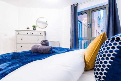 una cama con un animal de peluche púrpura sentado en ella en Navy Retreat - 10 minutes walk to City Centre - Free Parking, Fast WiFi and Smart TV by Yoko Property, en Derby