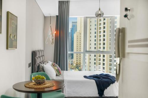 1 dormitorio con cama, mesa y ventana en Iolanda Home, en Dubái
