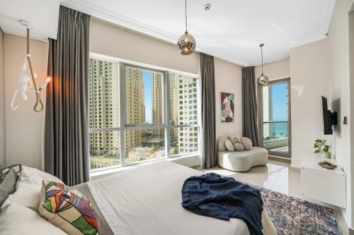 1 dormitorio con cama grande y ventana grande en Iolanda Home, en Dubái