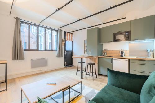 un salon avec un canapé et une table dans l'établissement Old Lille - Lovely typical apartment !, à Lille