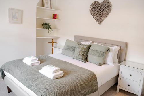 ein Schlafzimmer mit einem Bett mit Handtüchern darauf in der Unterkunft Cosy 2 bed home in Hoole perfect for your Chester break in Chester