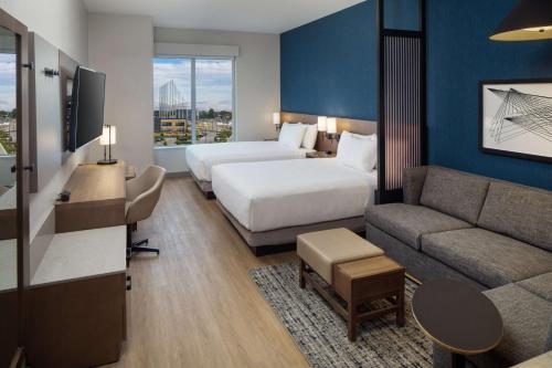 een hotelkamer met een bed en een bank bij Hyatt Place Boise-Meridian in Meridian
