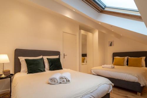 ein Schlafzimmer mit 2 Betten und Handtüchern darauf in der Unterkunft Lille Centre - Nice cozy and functional ap in Lille