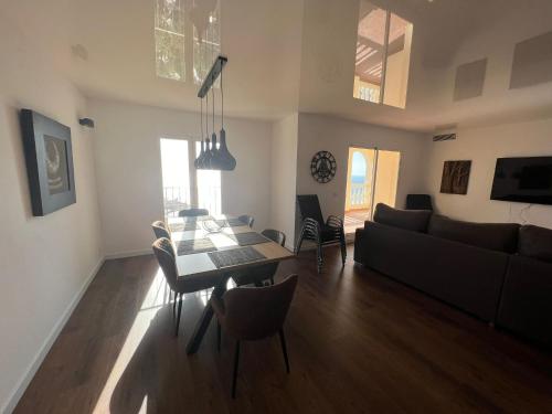 トレビエハにあるLuxury Penthouse Playas de torrevieja 6paxのテーブルとソファのあるリビングルーム
