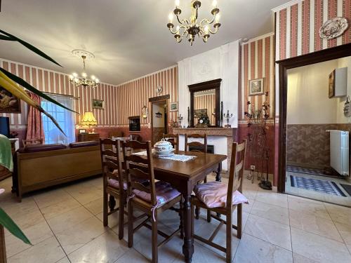 une salle à manger avec une table et des chaises dans l'établissement Chez Jeanne, à Arnay-le-Duc