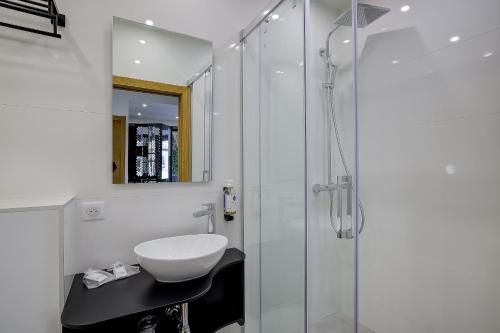 une salle de bain blanche avec un lavabo et une douche dans l'établissement Superbe appartement T5 proche du Palais et de la Croisette, à Cannes