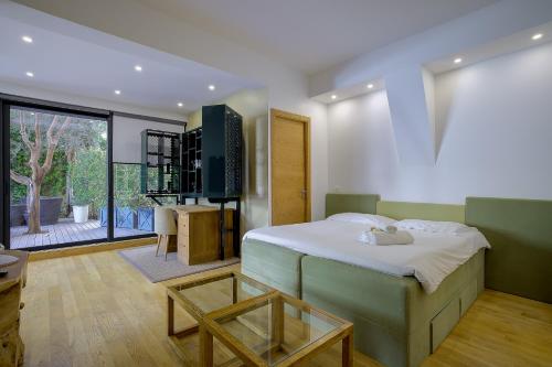 une chambre avec un grand lit et une table dans l'établissement Superbe appartement T5 proche du Palais et de la Croisette, à Cannes