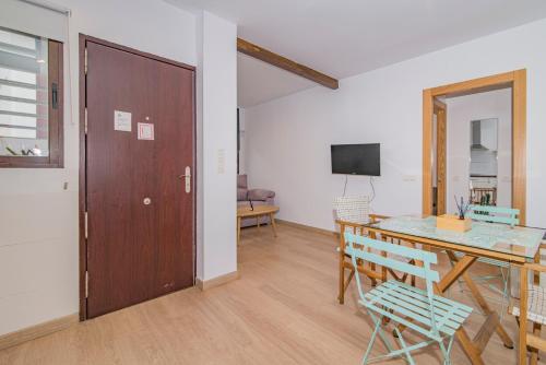 a room with a table and a wooden door at Apartamento Gloria Bendita in Granada