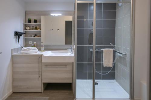 y baño con ducha y lavamanos. en DOMITYS LES SEQUANES, en Chalon-sur-Saône
