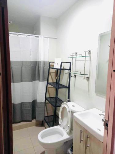 y baño con aseo, lavabo y ducha. en Casa Humilde at SMDC Charm Residences, en Manila