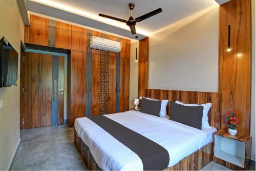 um quarto com uma cama grande e paredes de madeira em OYO Flagship Welcome Premium em Khandagiri