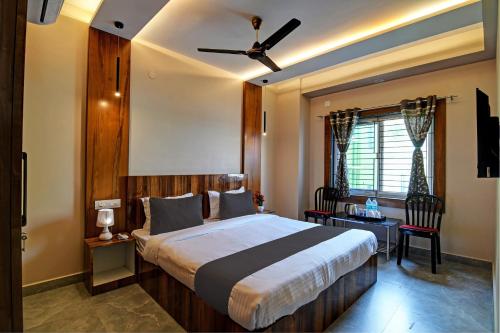 sypialnia z dużym łóżkiem i wentylatorem sufitowym w obiekcie OYO Flagship Welcome Premium w mieście Khandagiri