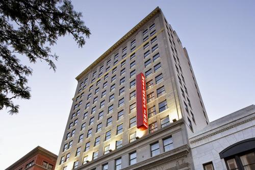 un grand bâtiment avec un panneau rouge sur lui dans l'établissement Residence Inn Columbus Downtown, à Columbus
