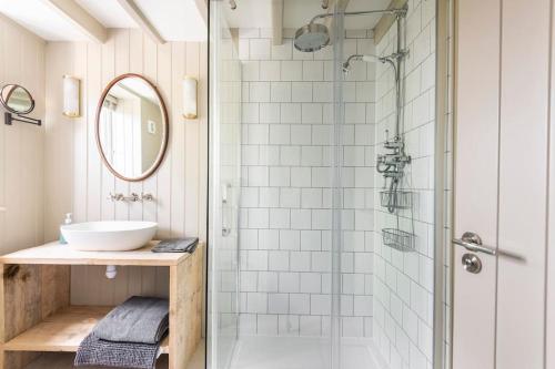 ein Bad mit einer Glasdusche und einem Waschbecken in der Unterkunft Idilic Cottage The Sheaf in Blockley