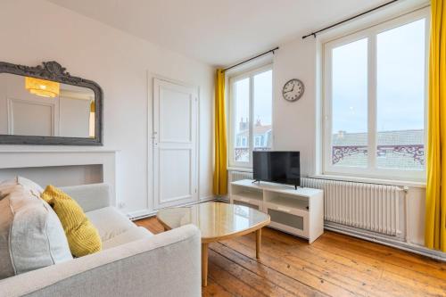 Televízia a/alebo spoločenská miestnosť v ubytovaní 2-bedroom apartment near metro