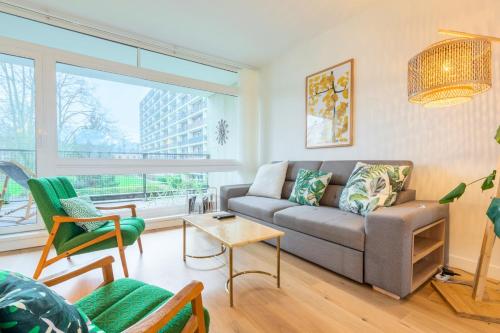 un salon avec un canapé et une table dans l'établissement Tourcoing - Nice apartment for 4 parking, à Tourcoing