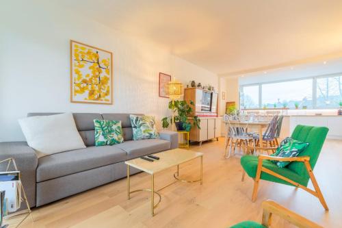 un salon avec un canapé et une table dans l'établissement Tourcoing - Nice apartment for 4 parking, à Tourcoing