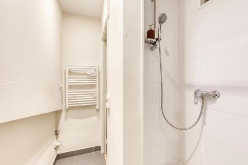 ein Bad mit einer Dusche mit einem Duschkopf in der Unterkunft Relaxing, station RER B, Orly, Paris, autonomous access in Massy