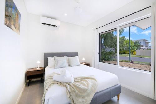 1 dormitorio con cama y ventana grande en 'Infinity's Edge' Darwin Luxury Waterfront Oasis, en Darwin