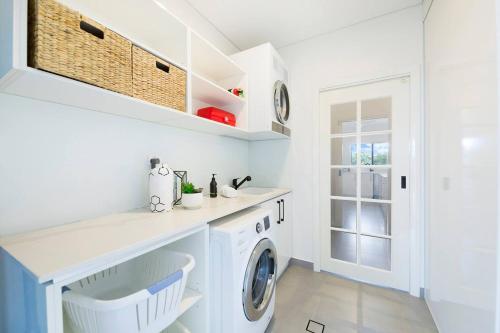 Una cocina o zona de cocina en 'Infinity's Edge' Darwin Luxury Waterfront Oasis