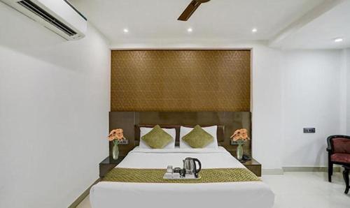una camera d'albergo con un letto e un bollitore per il tè. di FabHotel 19 West a Nuova Delhi